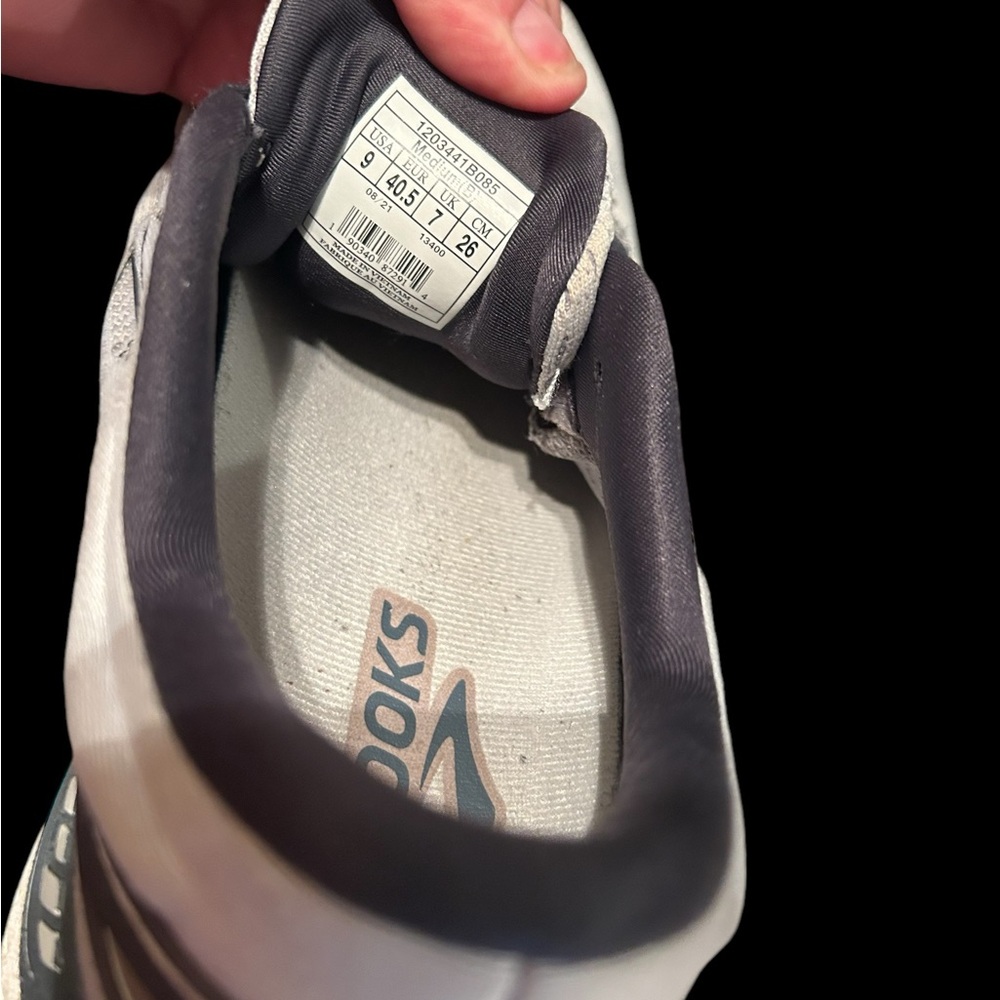 Brooks Sneakers women’s size9 GUC - Picture 3 of 8